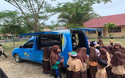 KUNJUNGAN MOBIL PERPUSTAKAAN KELILING KE MI AL-MUHAJIRIN KOBA